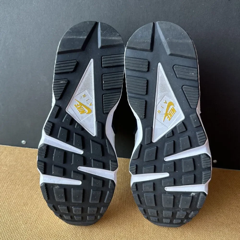 Size 9 - Nike Air Huarache Michigan